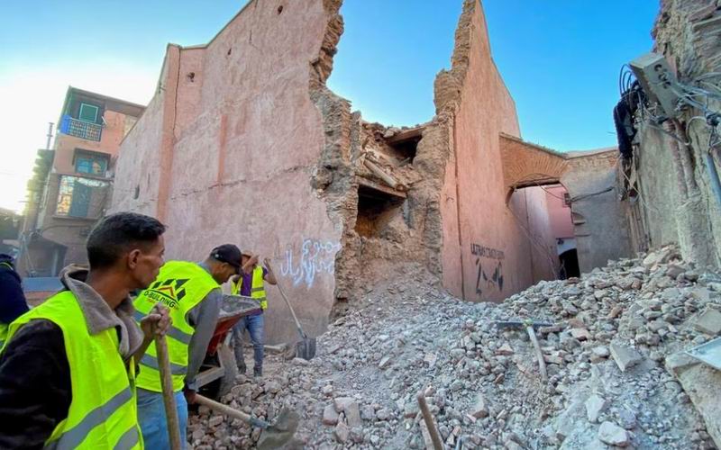摩洛哥地震820人死亡，正在挖掘幸存者
