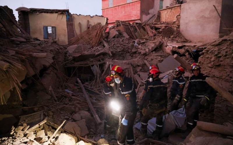 摩洛哥地震48小时内救援人员寻找幸存者