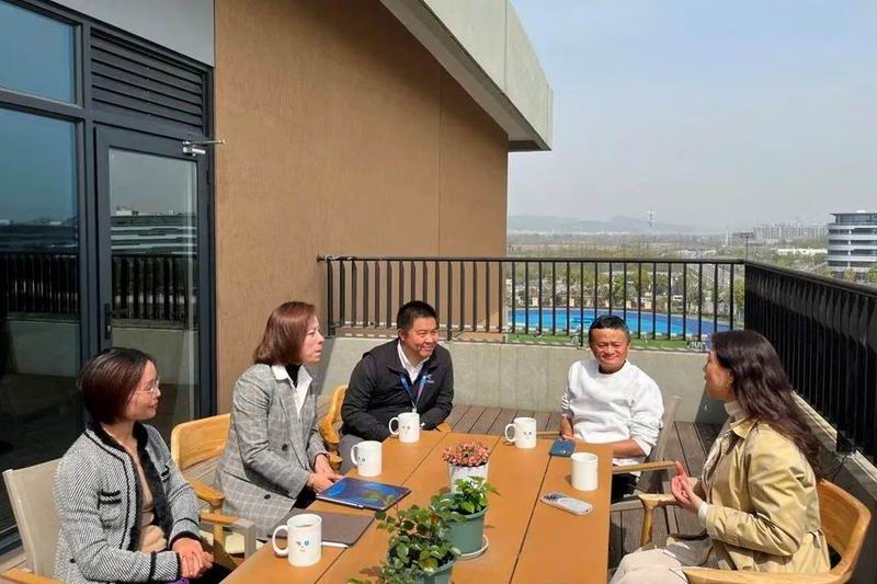 政府试图消除私营企业担忧，马云回中国