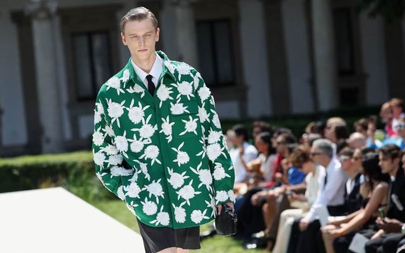 华伦天奴以绚丽的男装秀重返米兰时装周